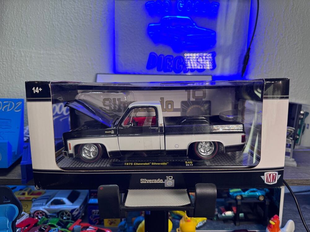 M2 Machines 1/24 1975 Chevy Silverado Squarebody Truck